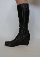 Load image into Gallery viewer, 90s/y2k Black Leather Boots
