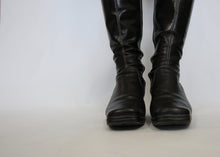 Load image into Gallery viewer, 90s/y2k Black Leather Boots
